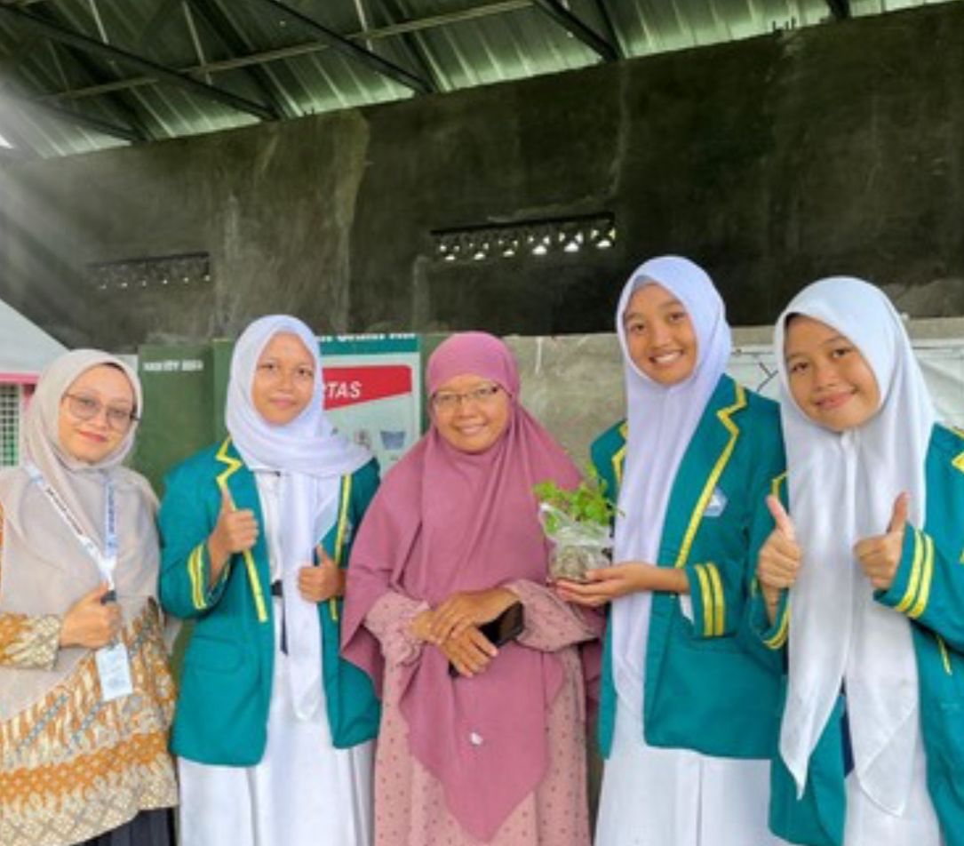 ECOVERSE SLEMAN - SMART APPS BERBASIS WEBSITE SEBAGAI SOLUSI EFISIEN MANAJEMEN PENGELOLAAN SAMPAH DAN PENGHIJAUAN LINGKUNGAN DI KABUPATEN SLEMAN MELALUI PLATFORM LOVABLE TERINTEGRASI AI